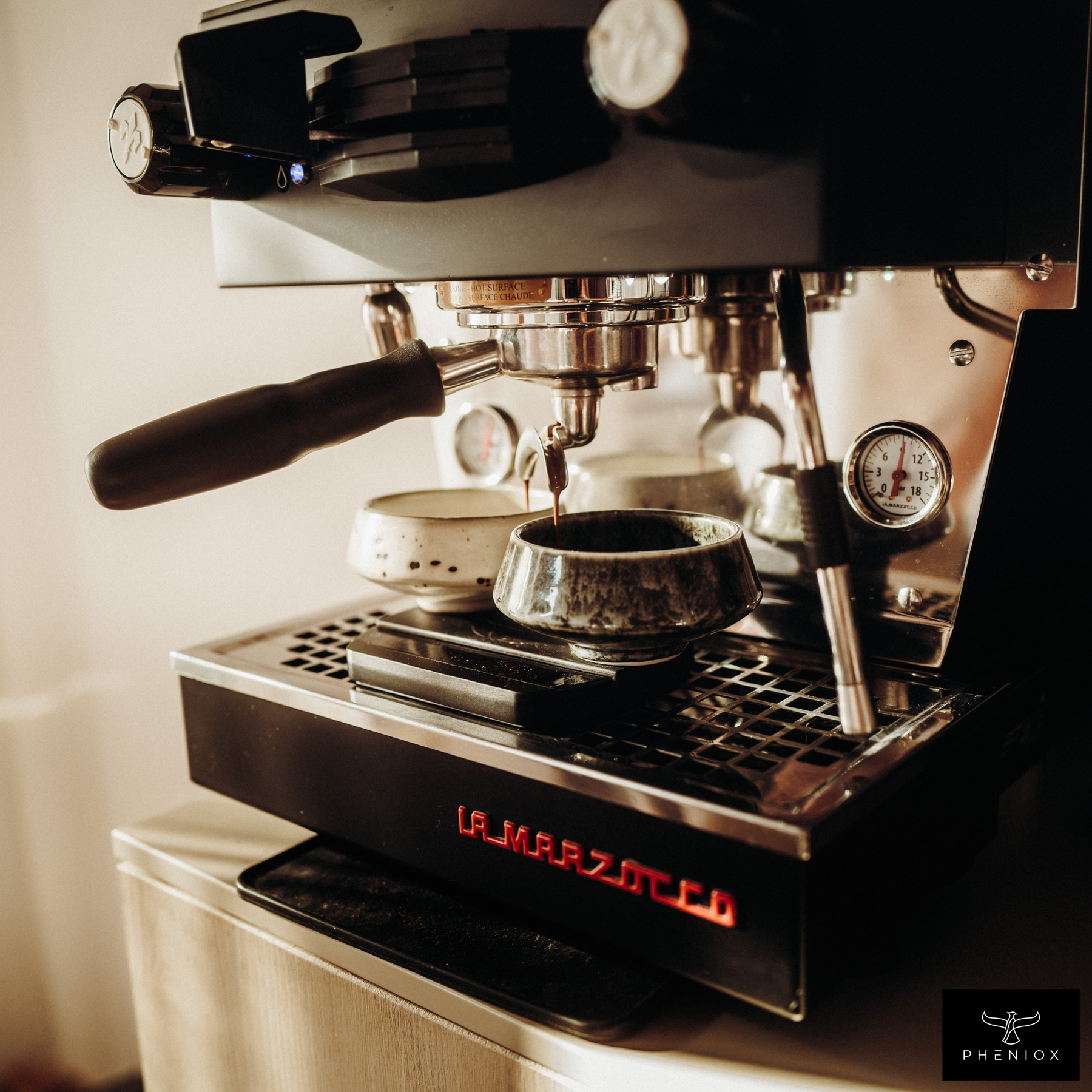 Barista Tassen Set - 2 x ca. 180 ml Cappuccino Tassen aus Steingut & 4er Kaffee Probierpaket