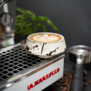 Barista Tassen Set - 2 x ca. 180 ml Cappuccino Tassen aus Steingut & 4er Kaffee Probierpaket
