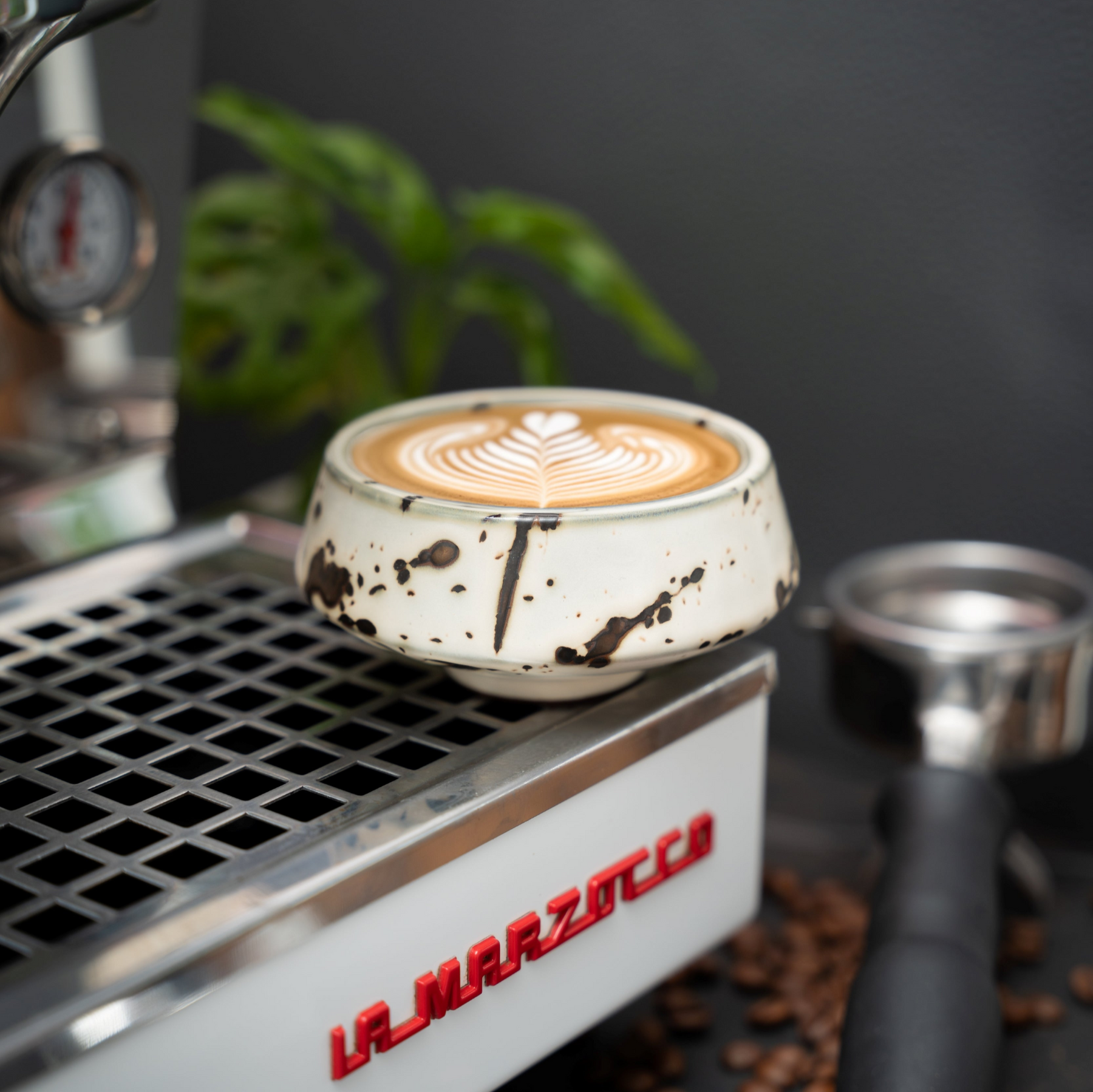 Barista Tassen Set - 2 x ca. 180 ml Cappuccino Tassen aus Steingut & 4er Kaffee Probierpaket