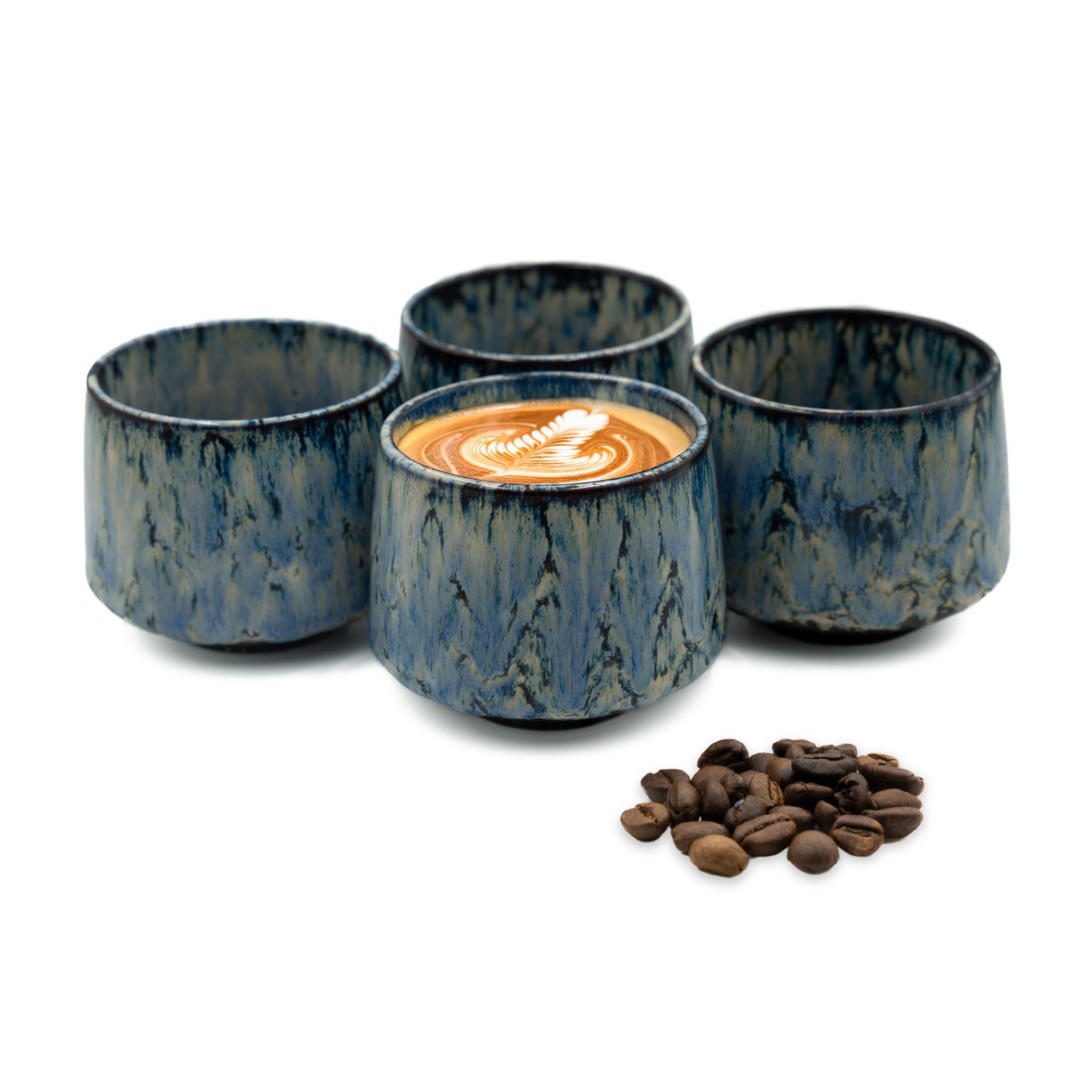 Cappuccino Tassen Set Tibet in der Farbe Blau mit Latte Art darin.