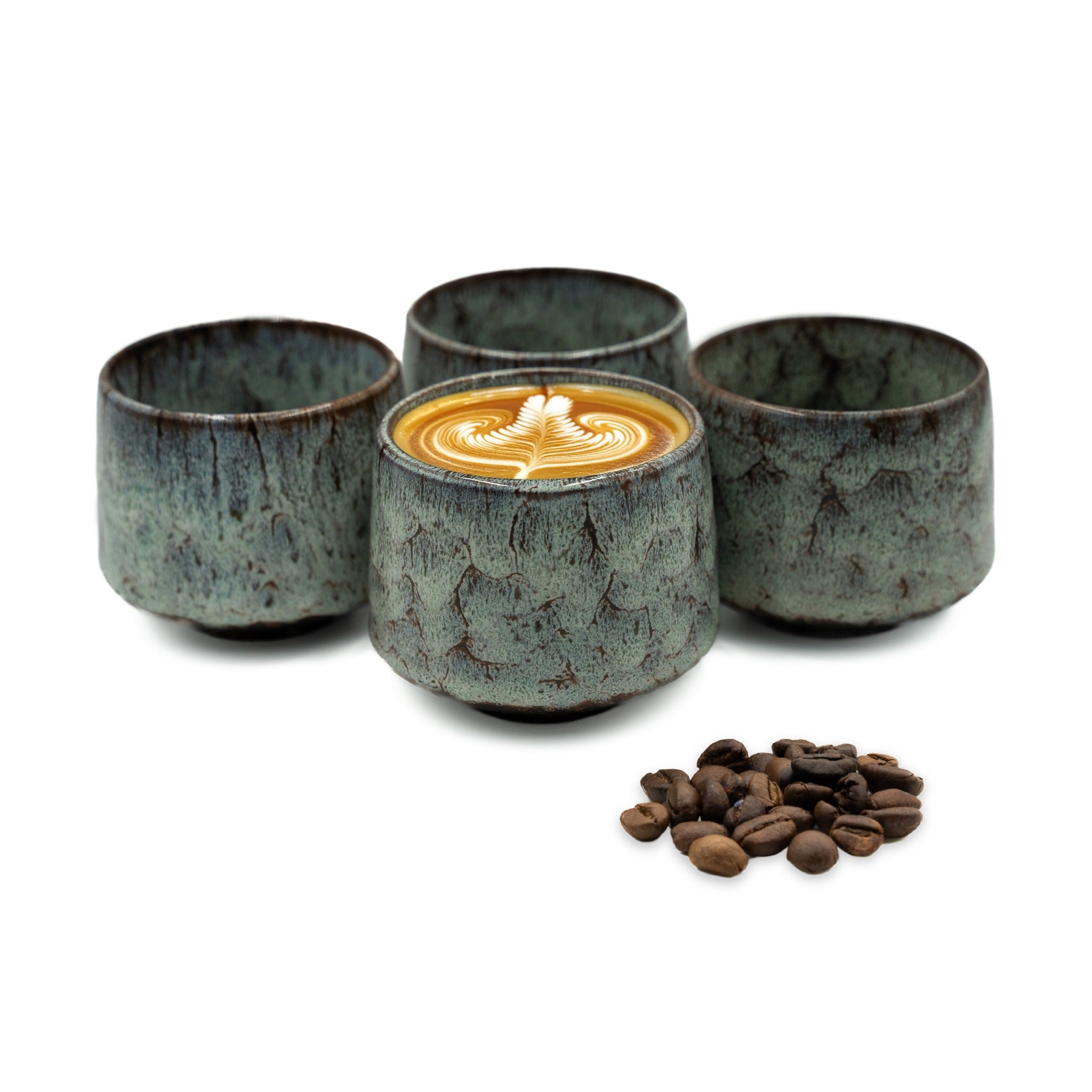 Cappuccino Tassen Set Tibet in der Farbe Misty mit Latte Art darin.