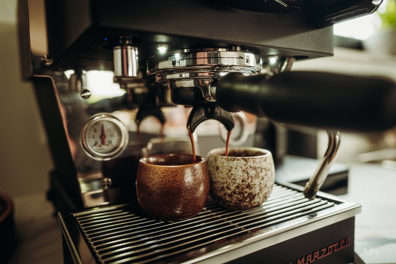 Espresso läuft aus Siebträgermaschine in braune und weiß gesprenkelte PHENIOX Keramiktasse aus dem Timeout Set - ideal für einen Espresso Shot