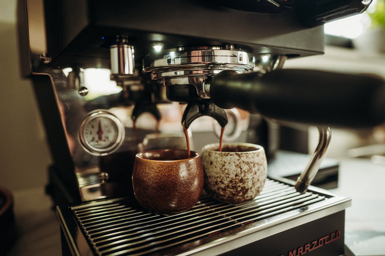 Espresso läuft aus Siebträgermaschine in braune und weiß gesprenkelte PHENIOX Keramiktasse aus dem Timeout Set - ideal für einen Espresso Shot